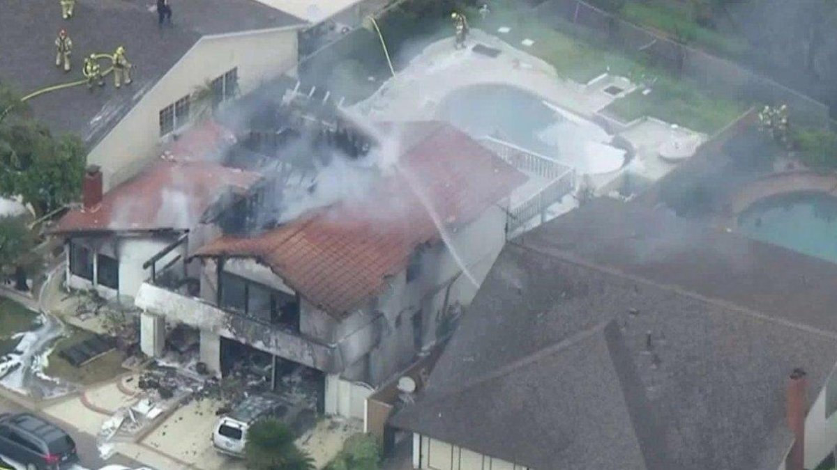 El departamento de bomberos local confirmó que al menos dos casas habrían sido consumidas por las llamas.-TWITTER