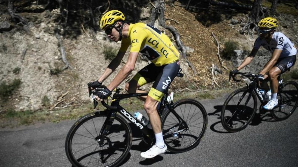 Chris Froome, delante de Mikel Landa, durante la 15ª etapa del Tour de Francia.-AFP / LIONEL BONAVENTURE