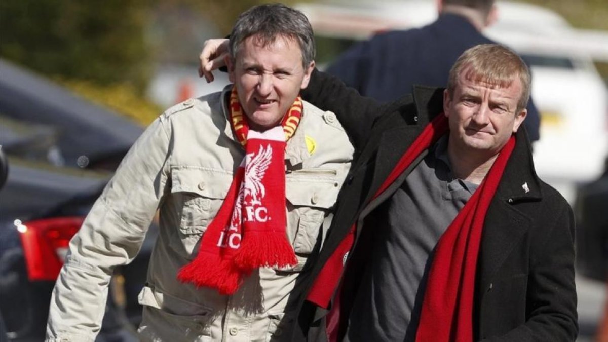Dos aficionados del Liverpool, tras escuchar el veredicto-REUTERS / PHIL NOBLE