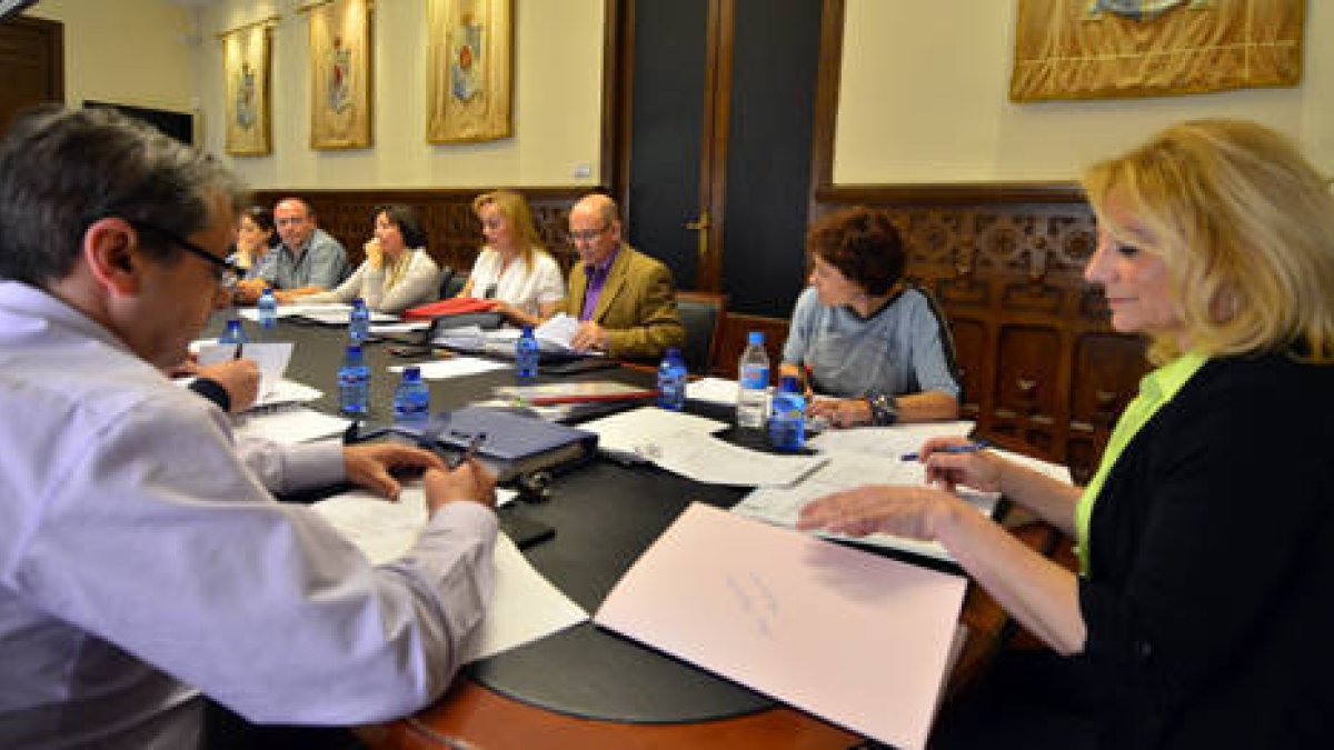 Imagen de la reunión de ayer en la Diputación provincial entre el equipo de gobierno y los sindicatos. / ÁLVARO MARTÍNEZ-