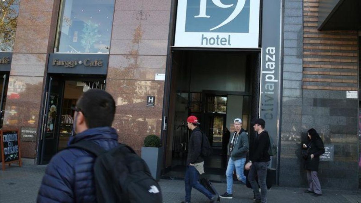 Turistas ante un hotel en Barcelona.-RICARD CUGAT