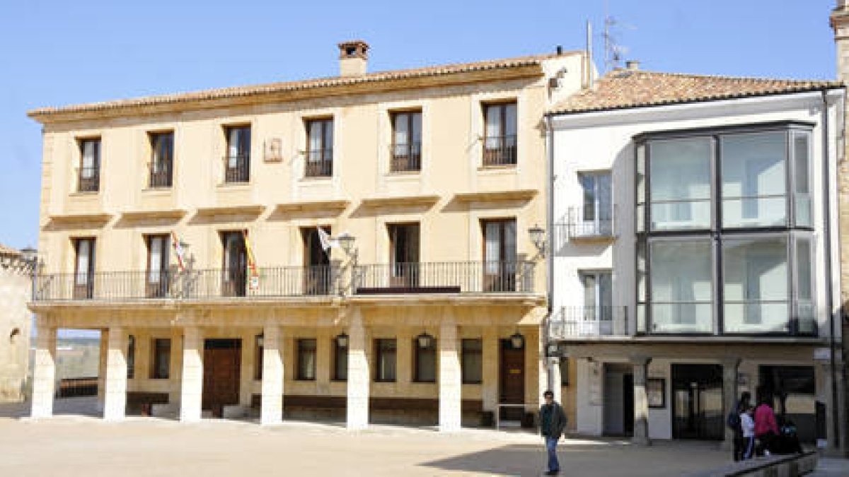Fachada de la casa consistorial de Almazán. / VALENTÍN GUISANDE-