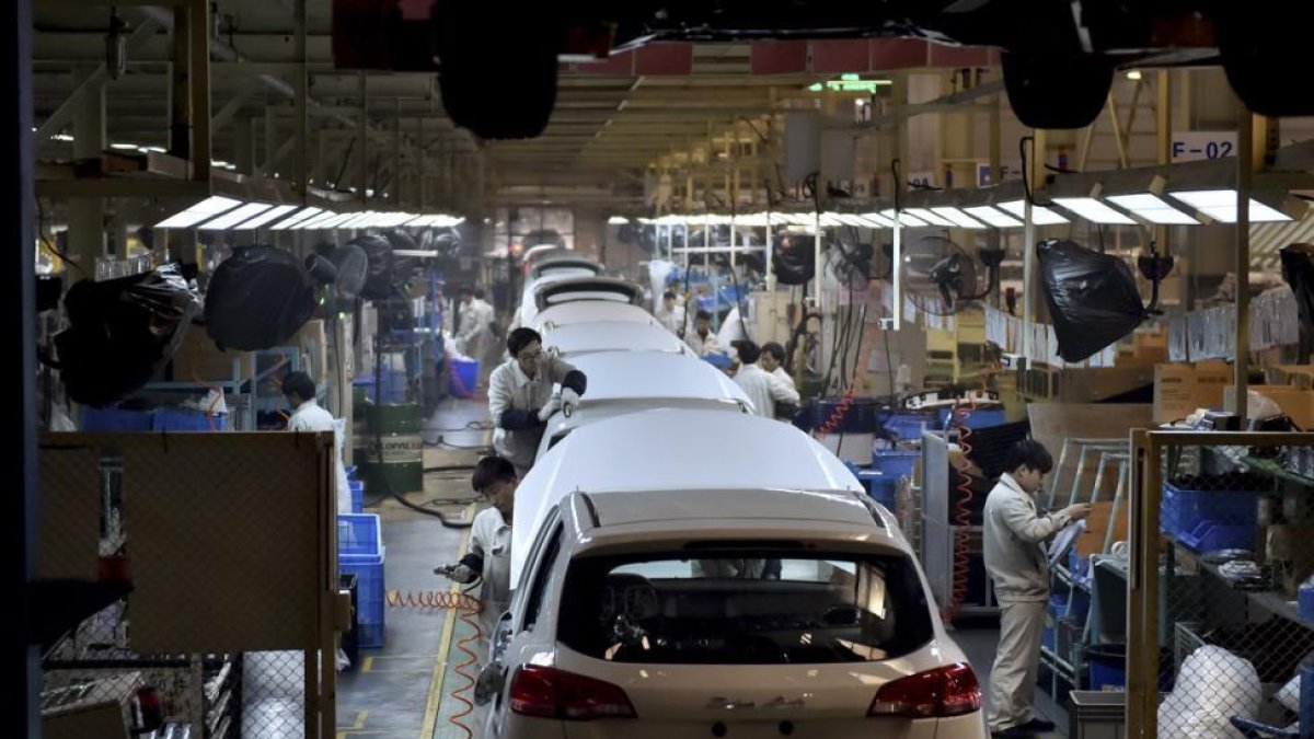 Planta de fabricación de automóviles en la población china de Hangzhou.-AP