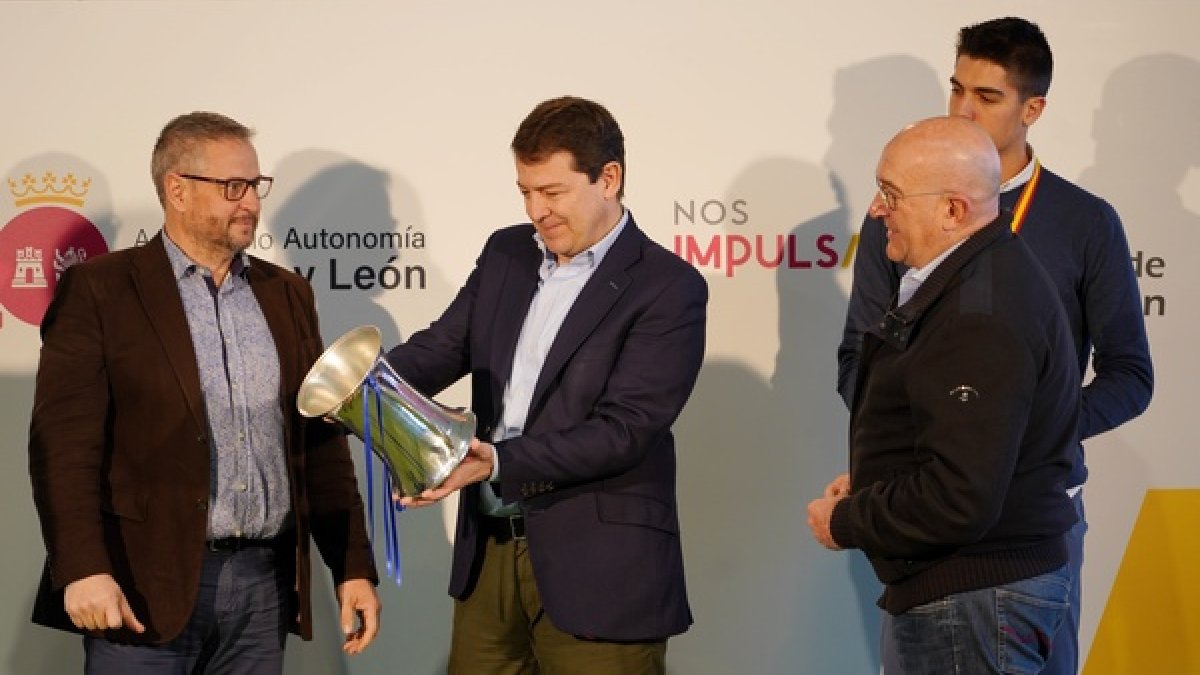 Fernández Mañueco en el momento de recibir la Copa de manos de Alfredo Cabrerizo. ICAL