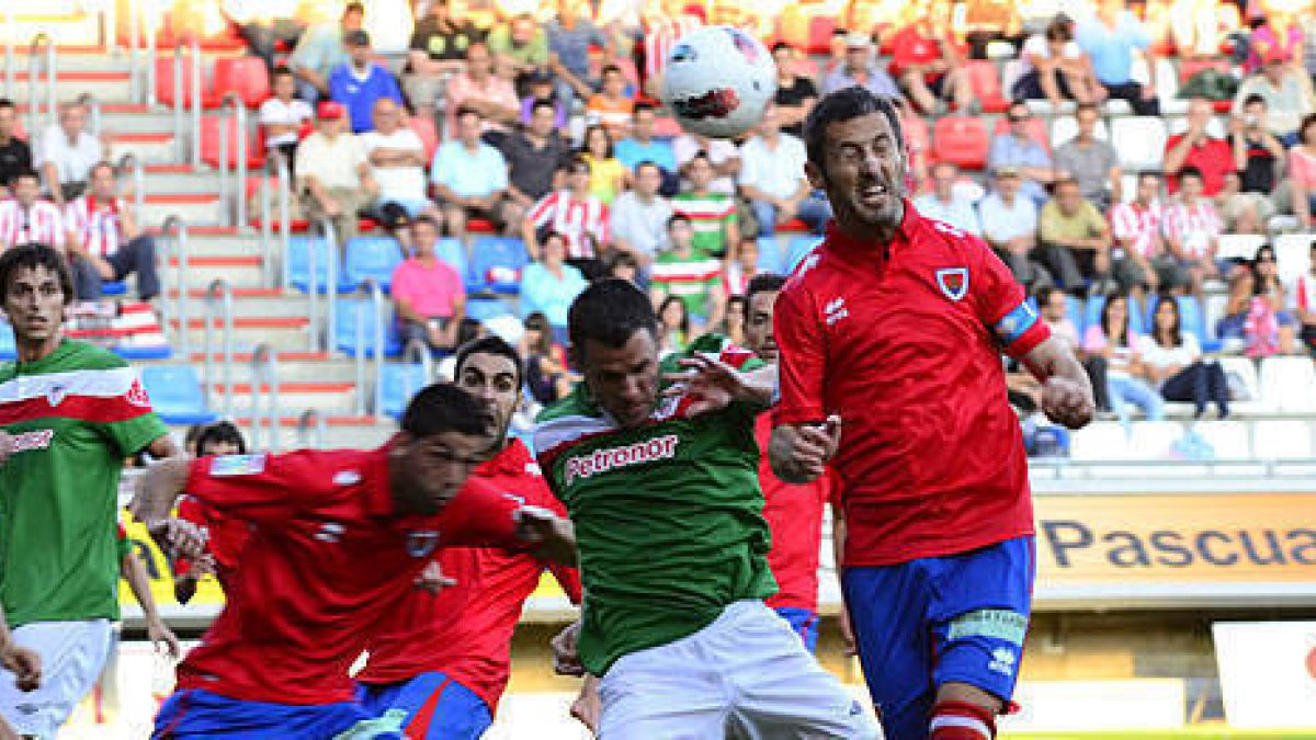 Nagore, Orbaiz y Juanjo en una jugada del choque de ayer. / U. Sierra-