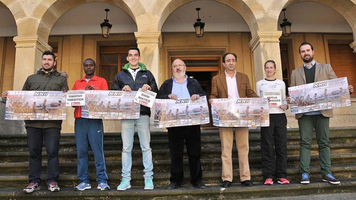 Andrés, Toroitich, Mateo, Martínez, López Represa, Navascués y Hernández con los carteles anunciadores del Campo a Través de Soria.-Valentín Guisande