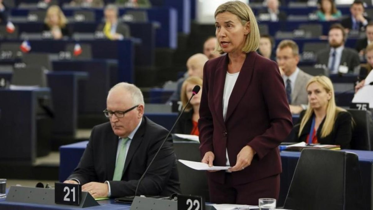 Mogherini (derecha) y el vicepresidente primero de la Comisión Europea, Frans Timmermans, en el Parlamento Europeo, en Estrasburgo, este martes.-EFE / MATHIEU CUGNOT