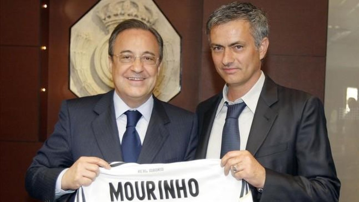 Florentino Pérez y Jose Mourinho, en una imagen del 31 de mayo del 2010, el día en qué firmó como entrenador.-ELISA ESTRADA