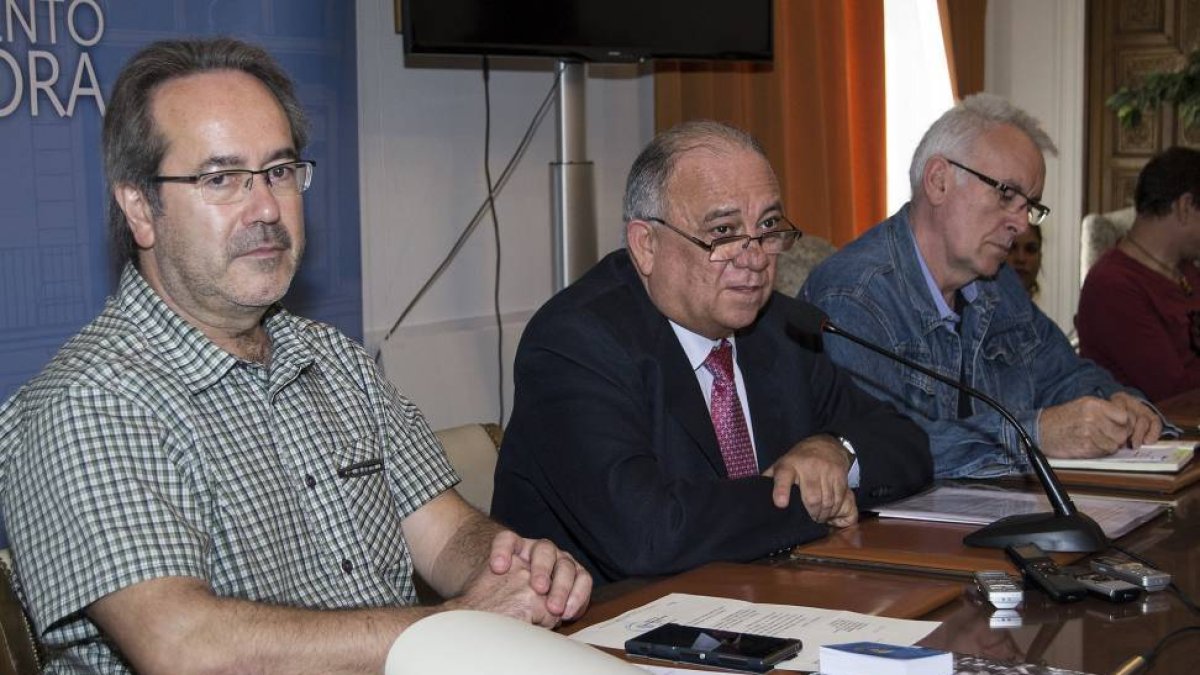 El embajador de Venezuela en España, Mario Isea Bohorquez, y el coordinador federal de IU, Cayo Lara, visitan Zamora, dentro de su recorrido de visitas oficiales a varias ciudades españolas-Ical