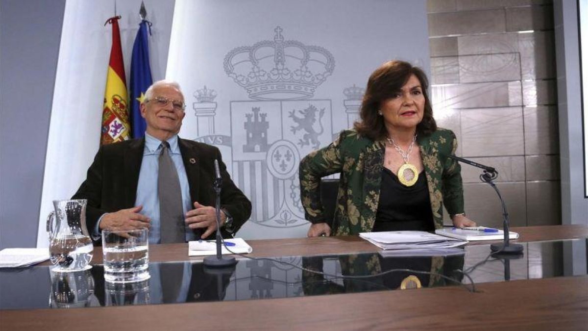 Josep Borrell y Carmen Calvo, en la rueda de prensa posterior al Consejo de Ministros.-DAVID CASTRO