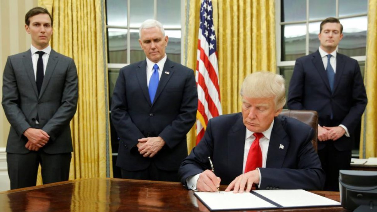Trump firma sus primeros decretos en la Casa Blanca.-JONATHAN ERNST / REUTERS