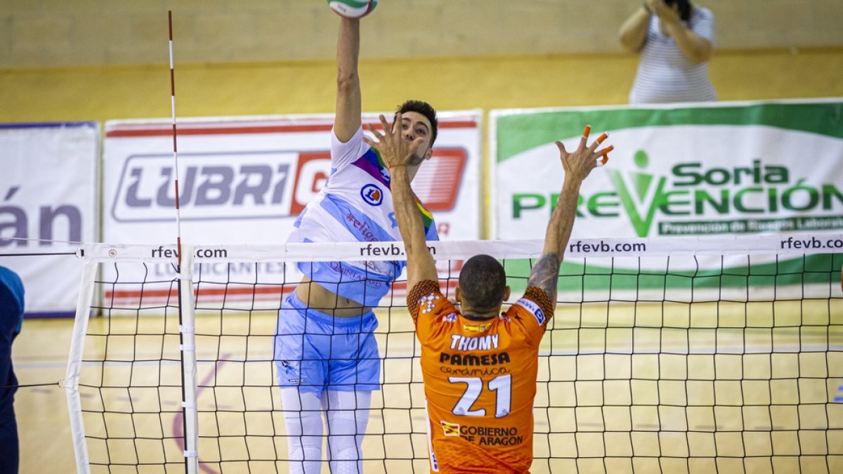 Álvaro Gimeno en una acción del partido ante Teruel el pasado sábado. MARIO TEJEDOR