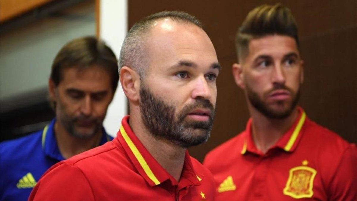 Iniesta, Ramos y Lopetegui, poco antes de comparecer en rueda de prensa-GABRIEL BOUYS / AFP