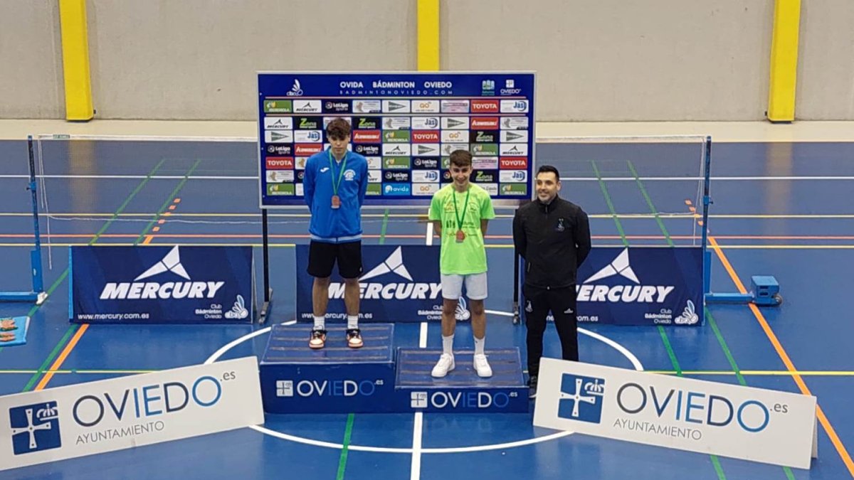 Javier Barrios en lo alto del podio como ganador individual. HDS