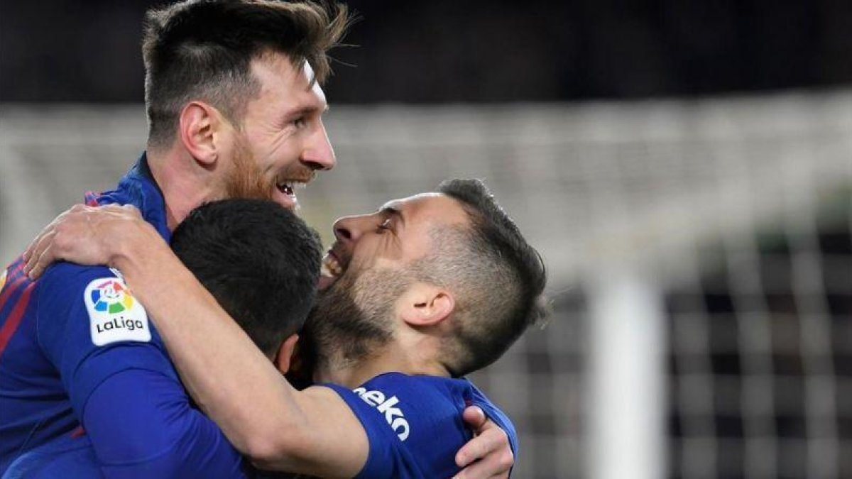 Messi es agasajado por Suárez y Alba tras marcar el último tanto en la goleada del Barça al Sevilla.-LLUÍS GENÉ (AFP)