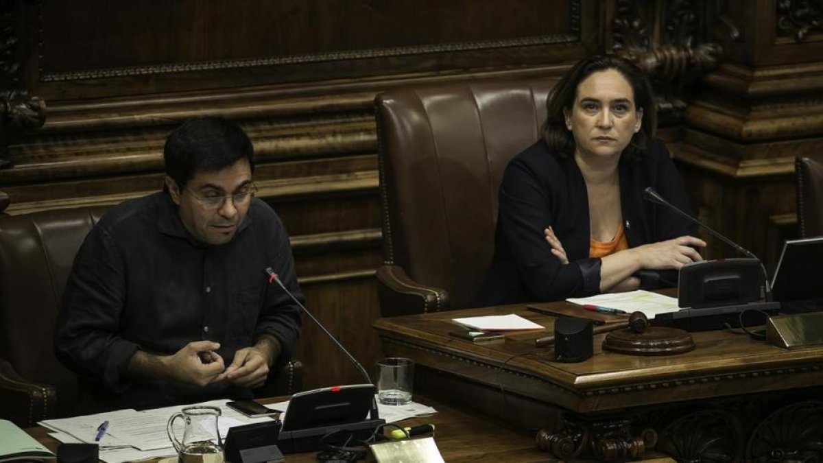 Colau, durante el pleno municipal de Barcelona que se celebró el 6 de octubre.-JOAN CORTADELLAS