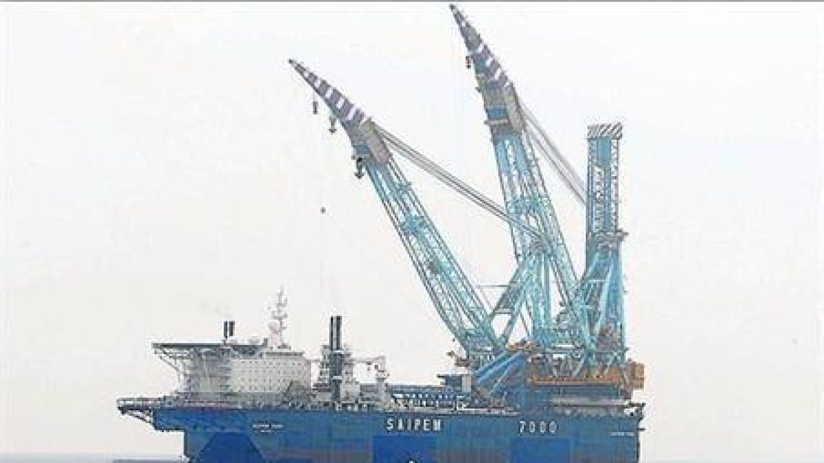 Obras de construcción del Medgaz en la costa almeriense.-EFE / CARLOS BARBA