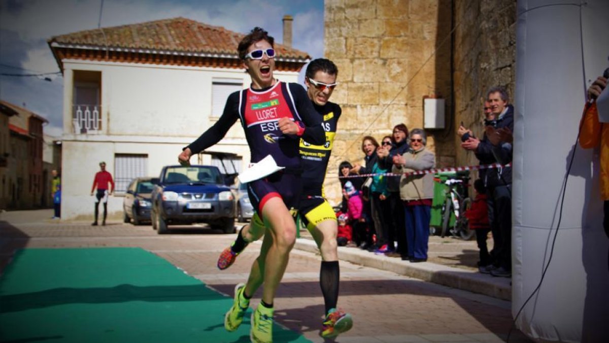 Élgar Lloret en el momento de cruzar la línea de meta de la cita vallisoletana.-D.S.