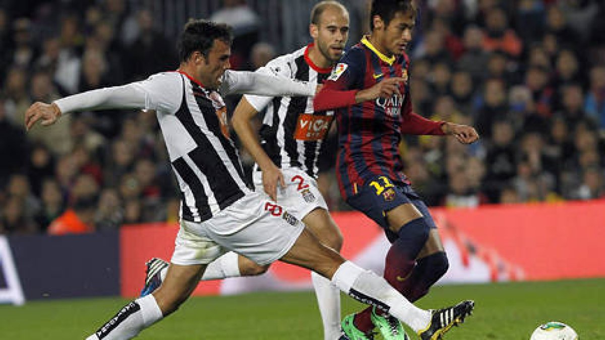 Álex Cacho, con el número dos, intenta frenar a Neymar. / LA OPINIÓN DE MURCIA-