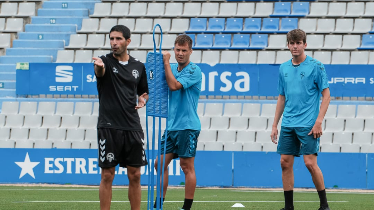 Corrus da indicaciones en un entrenamiento del Sabadell. HDS