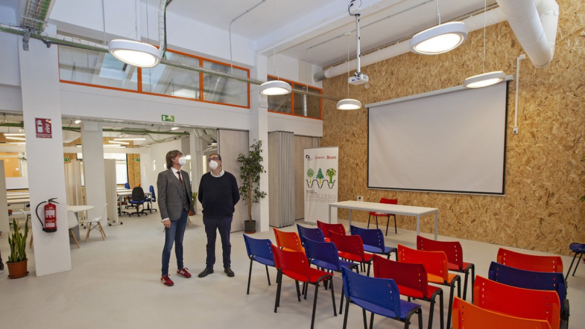 Carlos Martínez Mínguez y Alberto Santamaría visitan el nuevo espacio de coworking. MARIO TEJEDOR