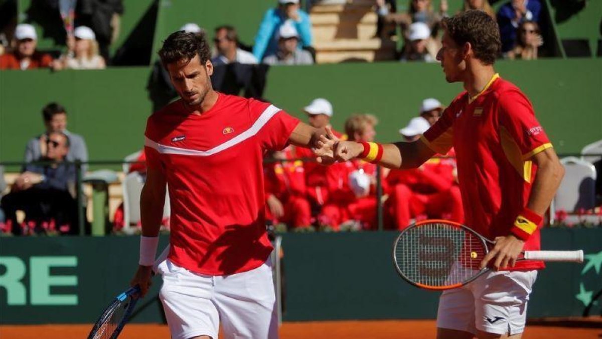 Feliciano López (izquierda) y Pablo Carreño celebran un punto.-REUTERS / JON NAZCA