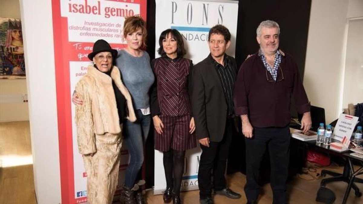 De izquierda a derecha: La Chunga, Belinda Washington, Isabel Gemio, Pedro Casablanch y Millan Salcedo, en la inauguración de la exposicion solidaria 'Artistas con duende'.-