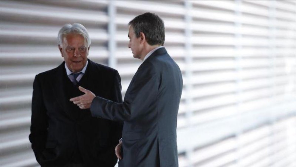 Los expresidentes Felipe González y José Luis Rodríguez Zapatero, el pasado lunes en Madrid.-EFE / JUAN CARLOS HIDALGO