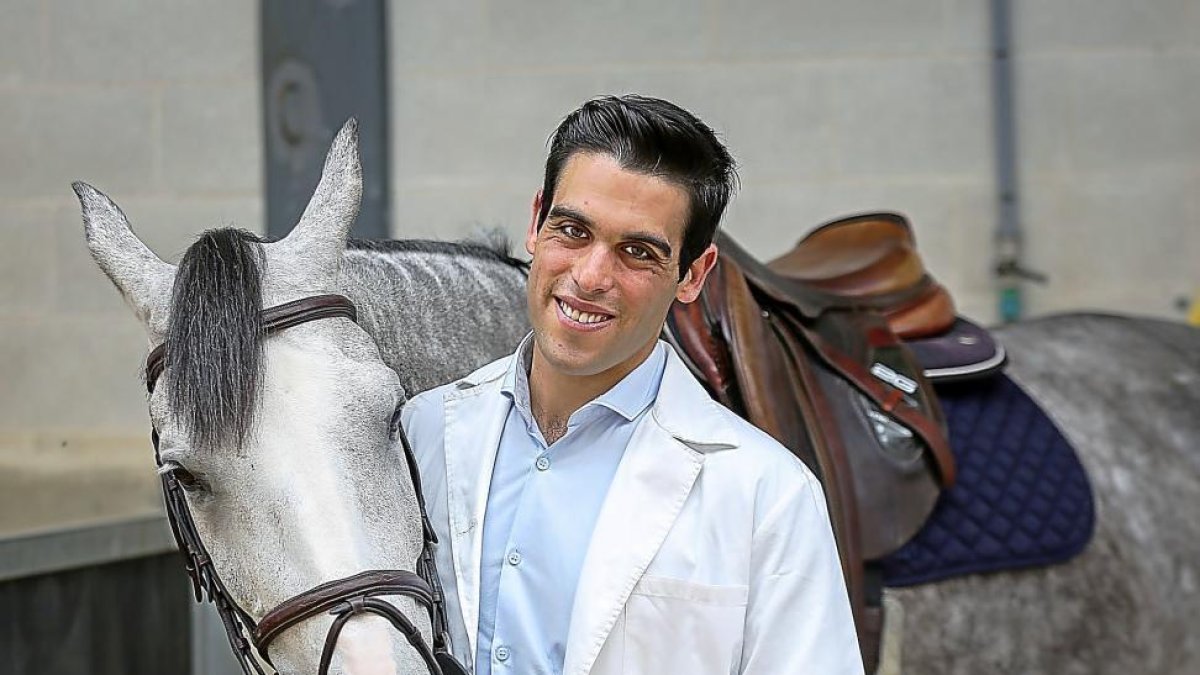 Rodrigo Rubia junto con su caballo en la Real Sociedad Hípica de Valladolid-PHOTOGENIC