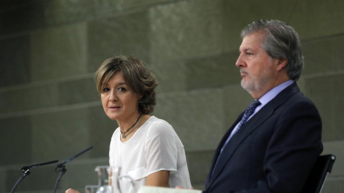 El ministro de Educación, Cultura y Deporte y portavoz del Gobierno, Iñigo Méndez de Vigo, junto a la ministra de Agricultura, Pesca y Alimentación, Isabel Tejerina, durante una rueda de prensa tras la reunión del Consejo de Ministros.-EFE / JUAN CARLOS HIDALGO / EFE