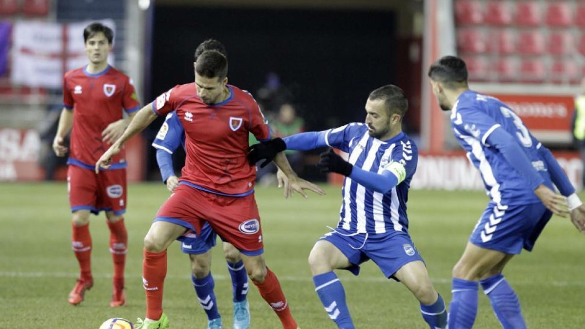 Manu del Moral, que asistía a Guillermo en el único gol del partido, dio un recital para ser el mejor en el césped de Los Pajaritos.-Luis Ángel Tejedor