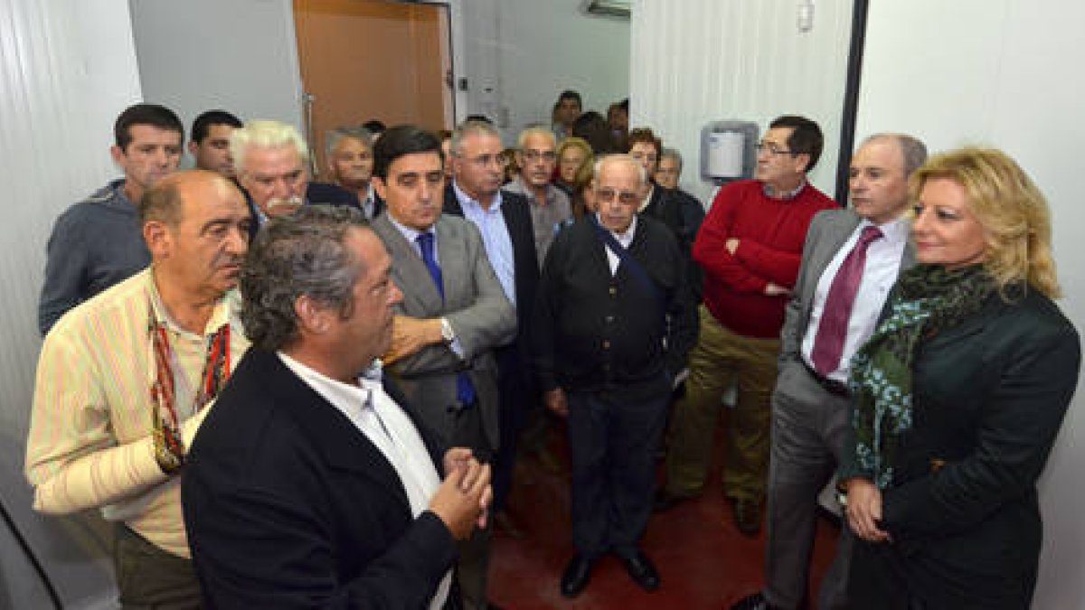 Detalle de la visita a las instalaciones de la nueva empresa. / ÁLVARO MARTÍNEZ-