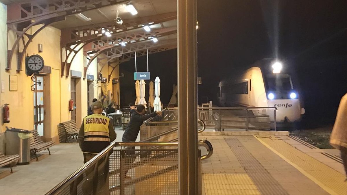 El tren llegó con dos horas de retraso-Sara I. Belled
