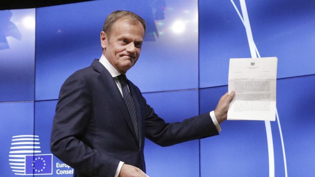 El presidente del Consejo Europeo, Donald Tusk, muestra la carta del Gobierno británico.-OLIVIER MATTHYS