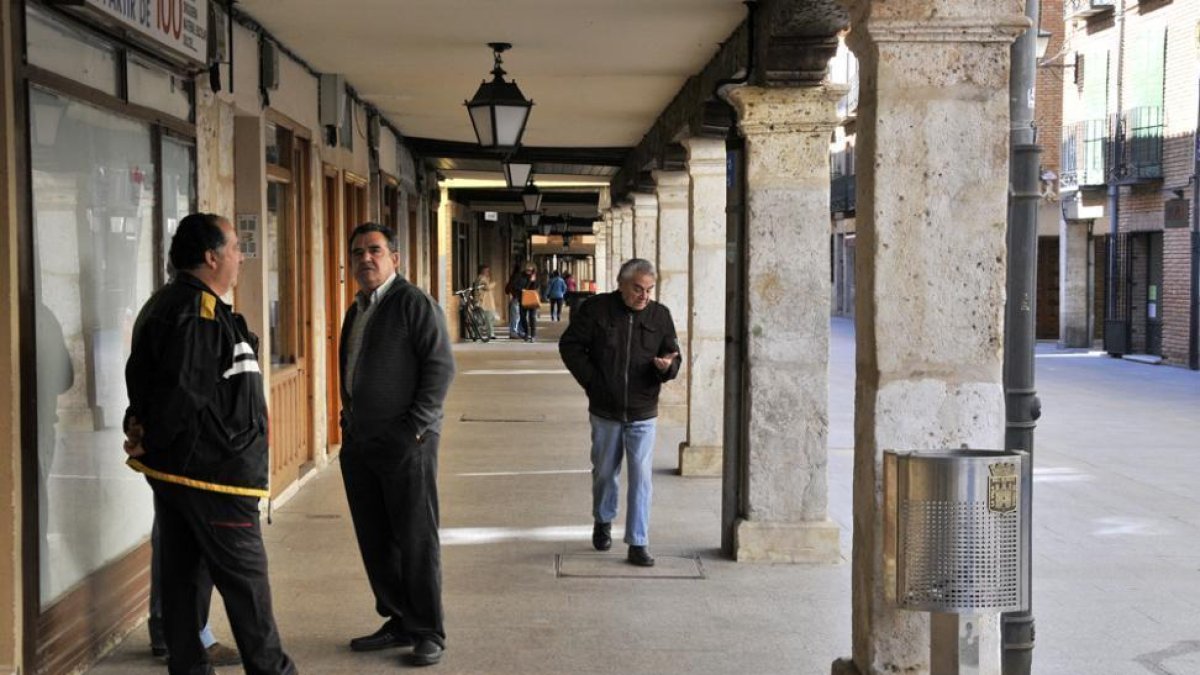 Vecinos en una calle de El Burgo.-V. G.