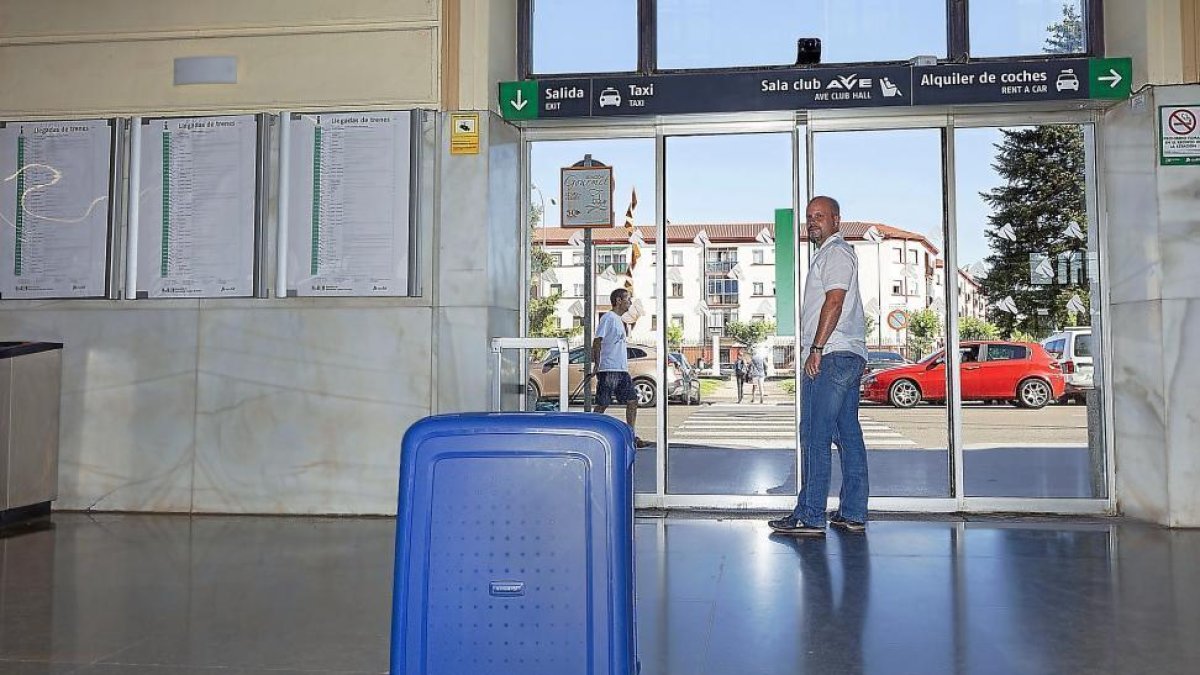 Carlos, en la estación de Valladoldid, a la que acaba de regresar.-NURIA MONGIL