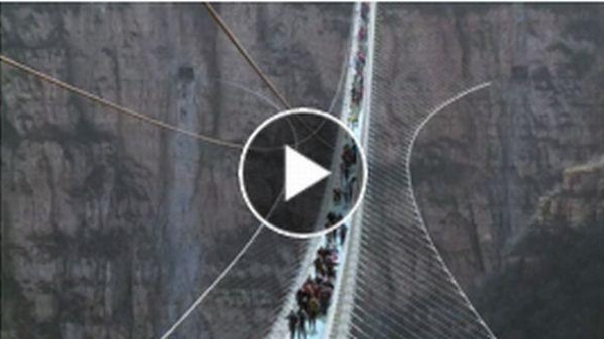 El puente de cristal más largo del mundo, de 488 metros de longitud y suspendido a 218 metros sobre un valle, se inauguró este fin de semana en la provincia septentrional china de Hebei.-/ VÍDEO : EFE