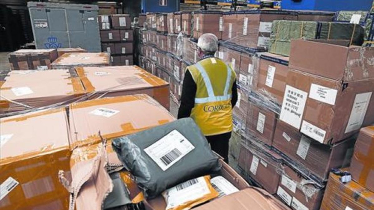 Paquetes a la espera de ser distribuidos en las dependencias de Correos.-RICARD CUGAT