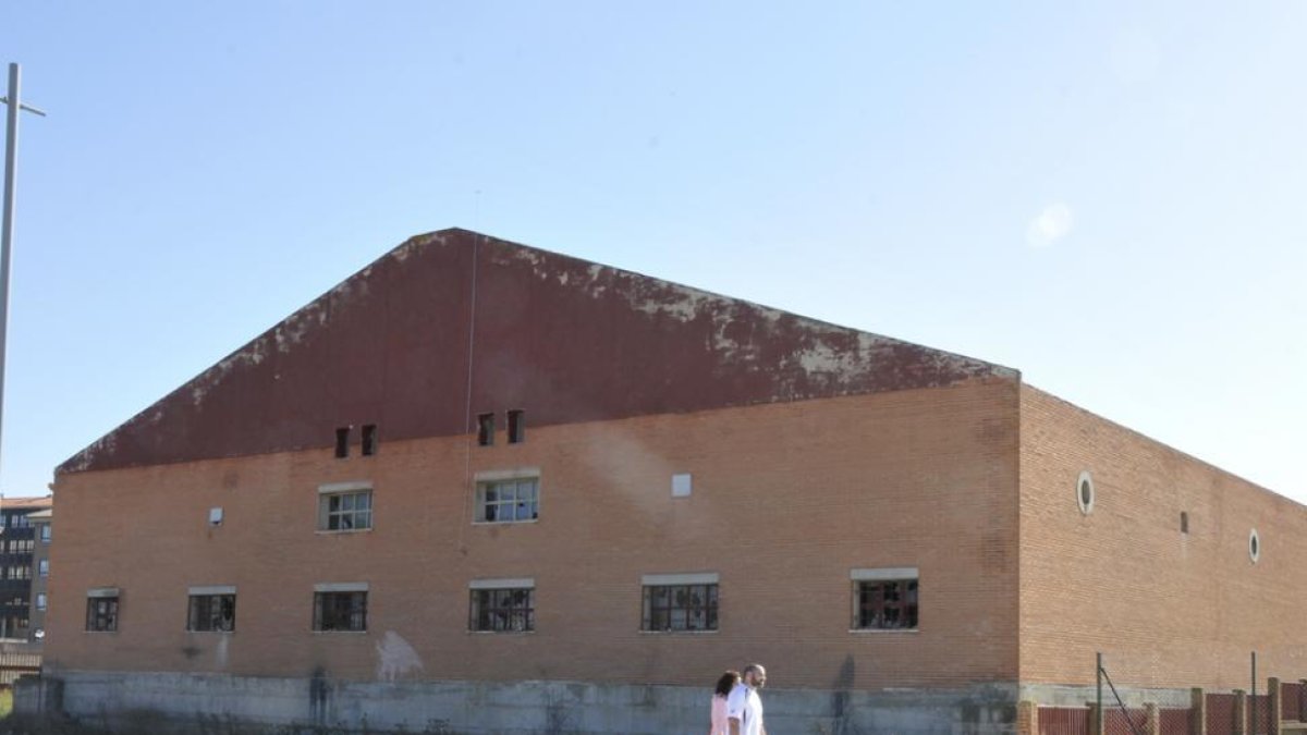 Antiguo parque de maquinaria donde se pretende construir viviendas-V.G.