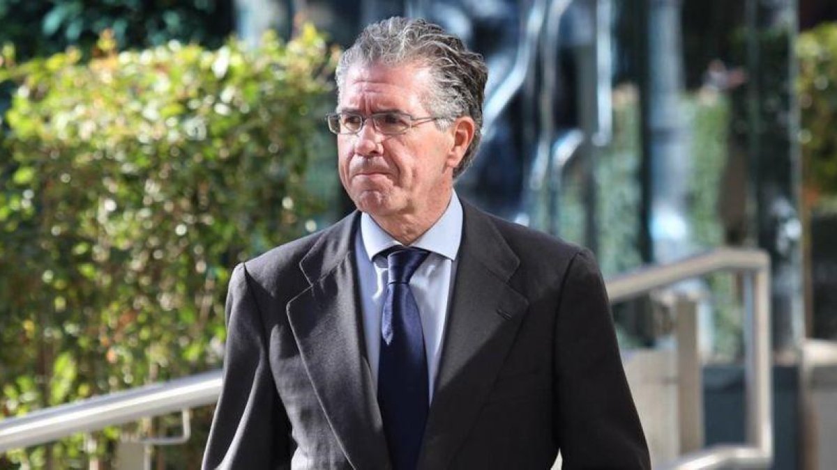 El exsecretario general del PP de Madrid Francisco Granados, al abandonar la Audiencia Nacional tras el juicio del chivatazo de la Púnica.-DAVID CASTRO