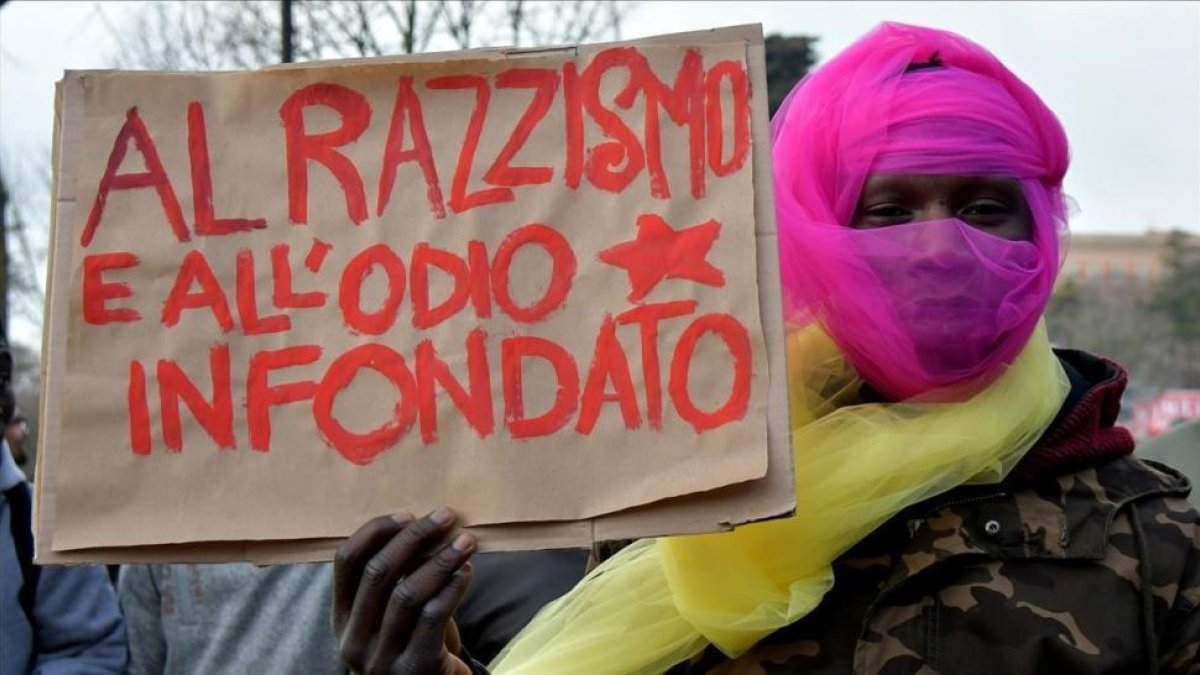 Manifestantes en Macerata (Italia).-TIZIANA FABI