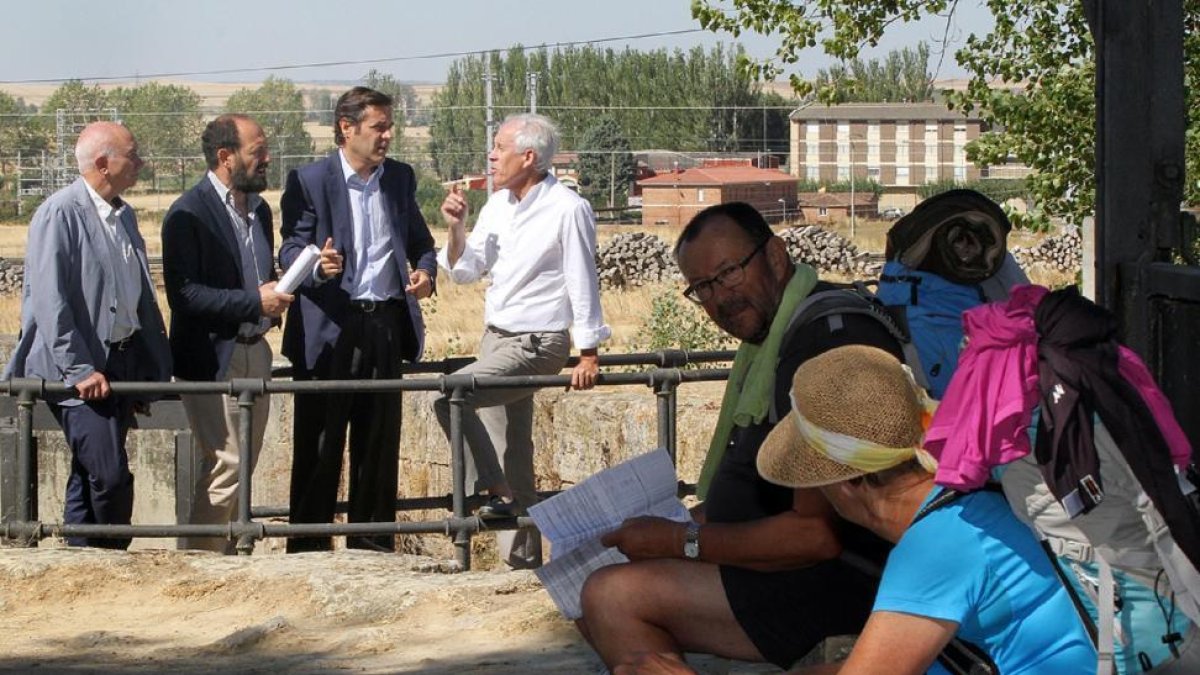 Al fondo, Villafruela, Díaz,  Ramírez y González, en el Camino de Santiago a su paso por el Canal de Castilla en Frómista.-ICAL