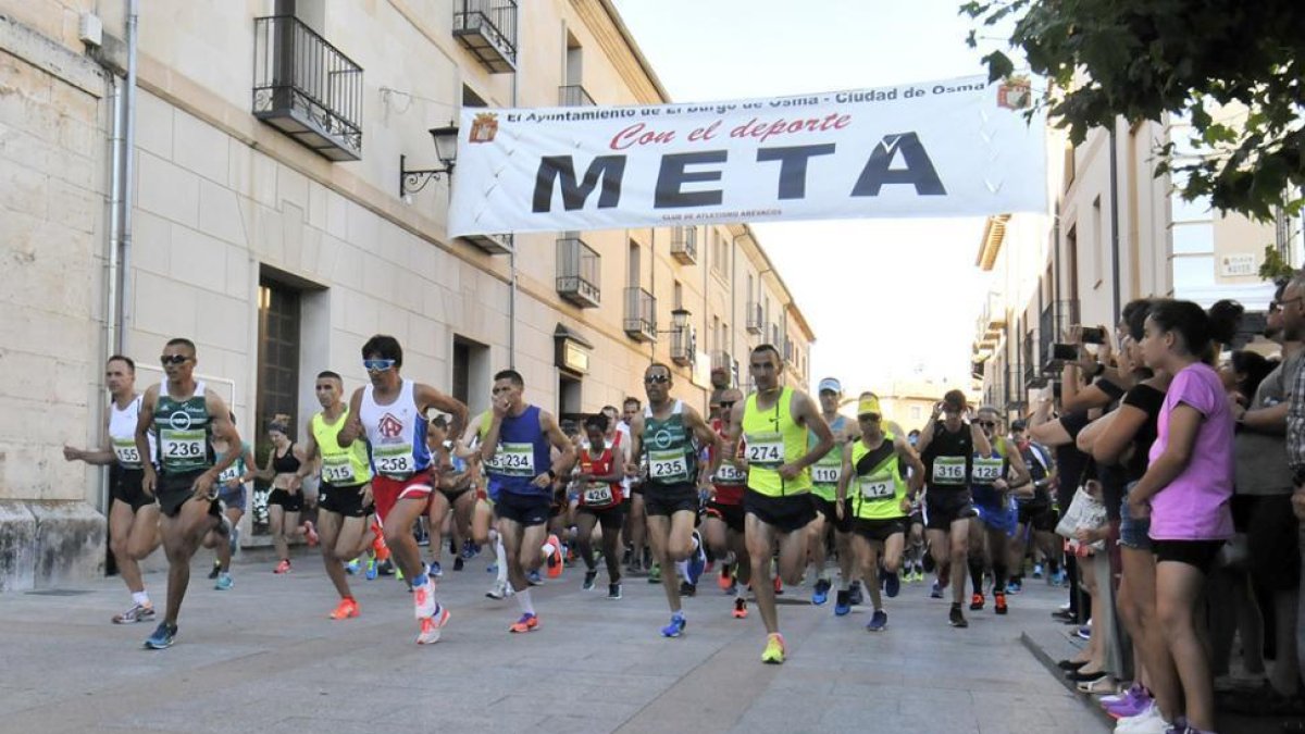 Un total de 437 atletas tomaron la salida en la Media Maratón de El Burgo de Osma, que ayer cumplía su decimoctava edición.-Daniel Rodríguez
