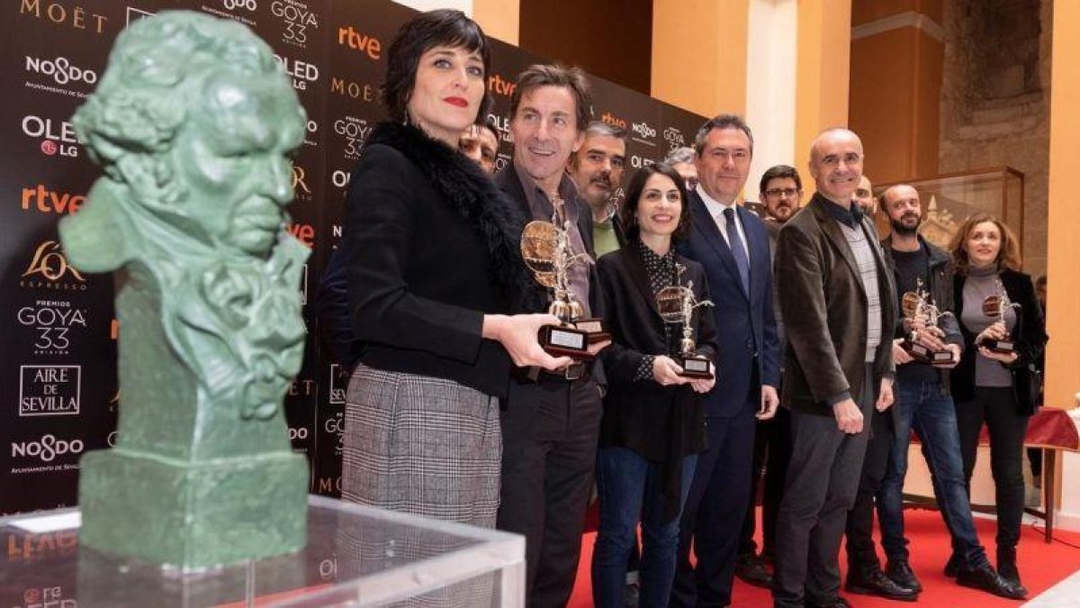 El alcalde Sevilla, con representantes del cine andaluz y los nominados andaluces a los Goya, este viernes.-EFE / PEPO HERRERA