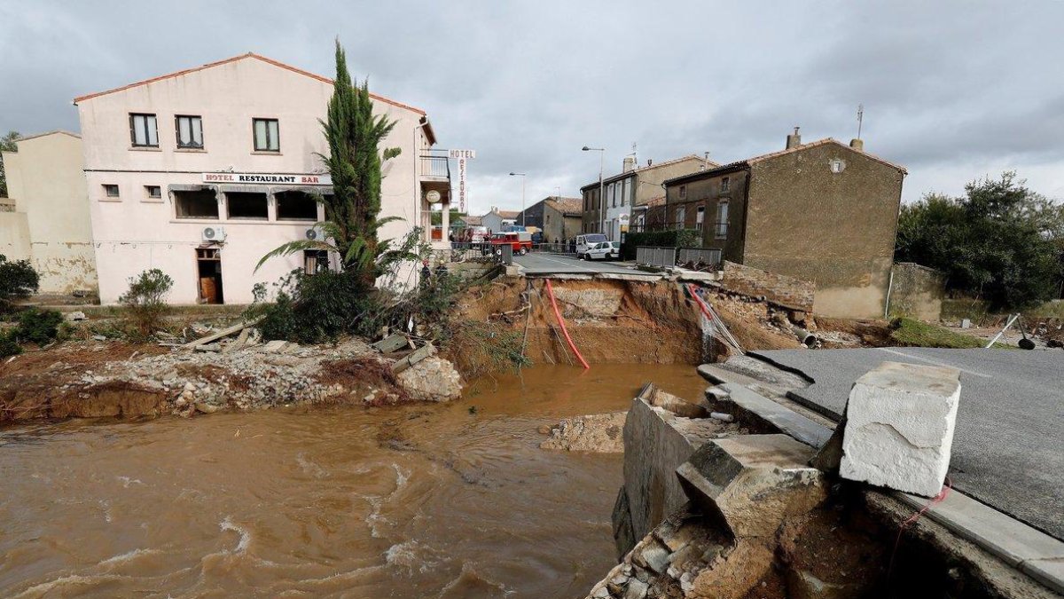 Imagen de un puente destrozado tras las inundaciones en Villegailhenc-Guillaume Horcajuelo
