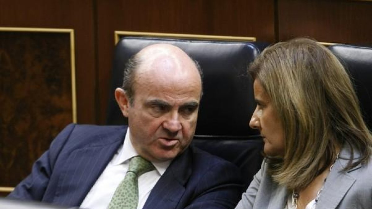 El ministro de Economía, Luis De Guindos, y la ministra de Empleo, Fátima Bañez-EL PERIÓDICO