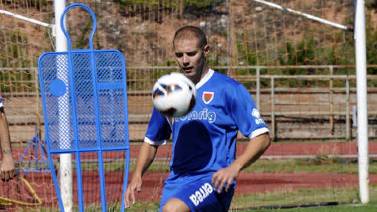 Adrián Ripa ya entrena junto al resto de sus compañeros. / VALENTÍN GUISANDE-
