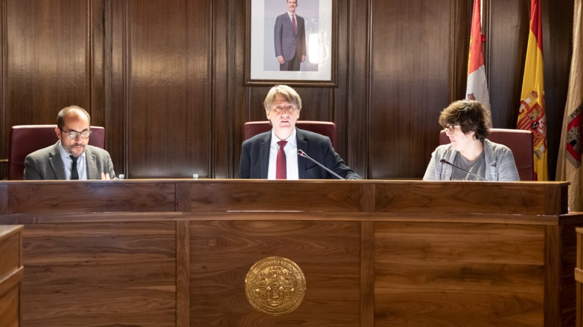 Luis Rey, Carlos Martínez y Ana Alegre durante la sesión plenaria celebrada ayer en el Ayuntamiento. GONZALO MONTESEGURO