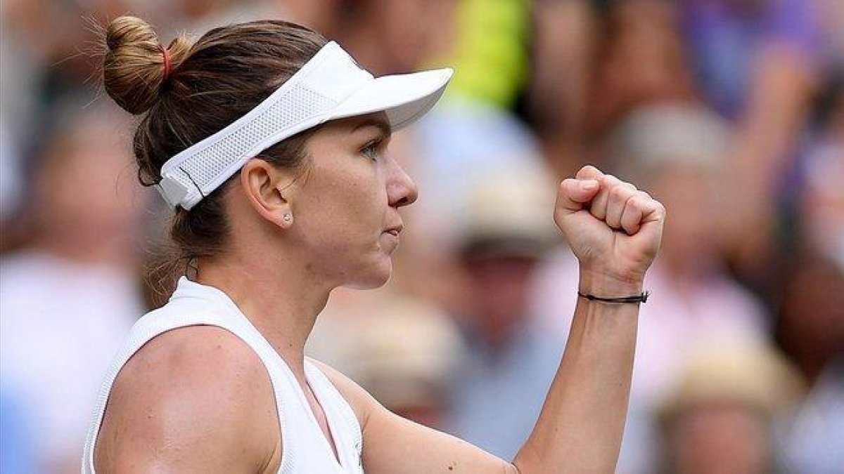 Halep celebra un punto ante Serena Williams en la final de Wimbledon.-