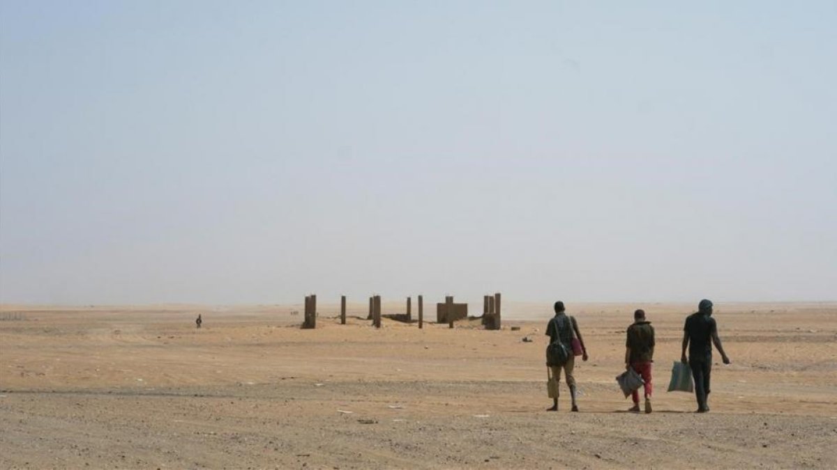 Unos inmigrantes deambulan por el territorio entre Argelia y Níger.-AP
